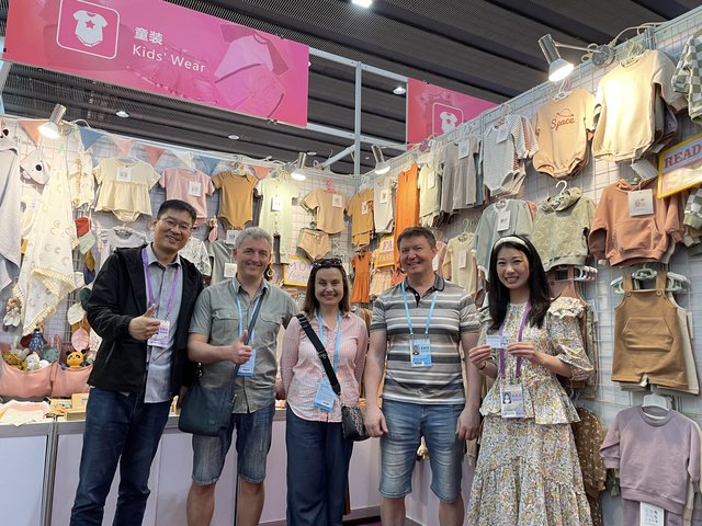 A buyer delegation on the stand