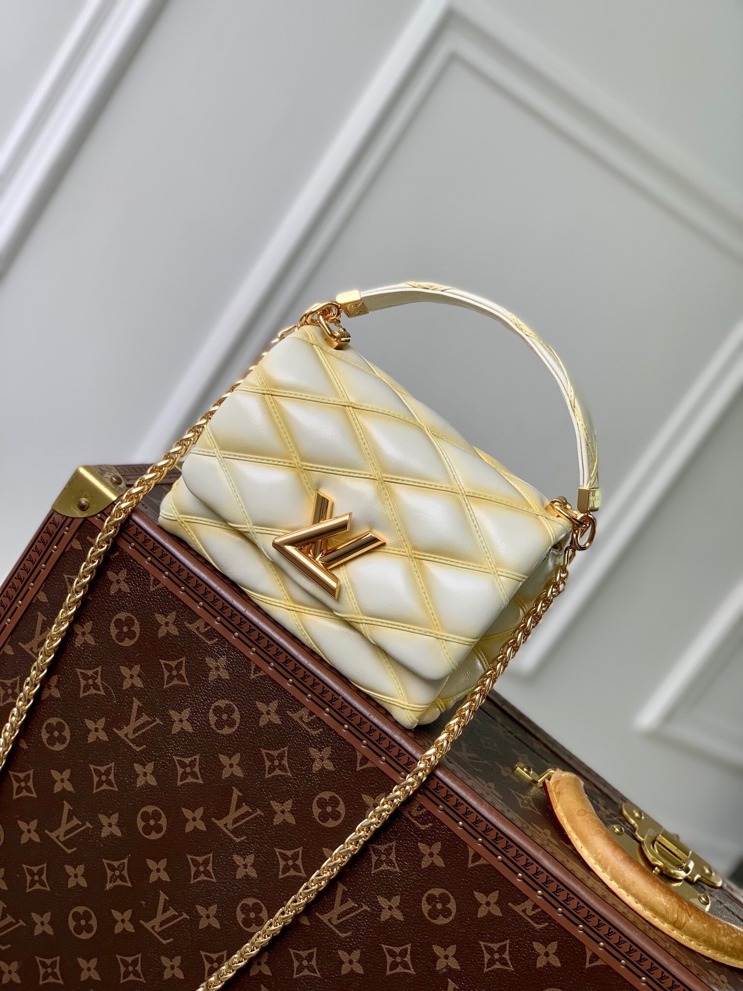 LV M12338淡黄色 – Louis Vuitton Designer Bag Review & Style Guide