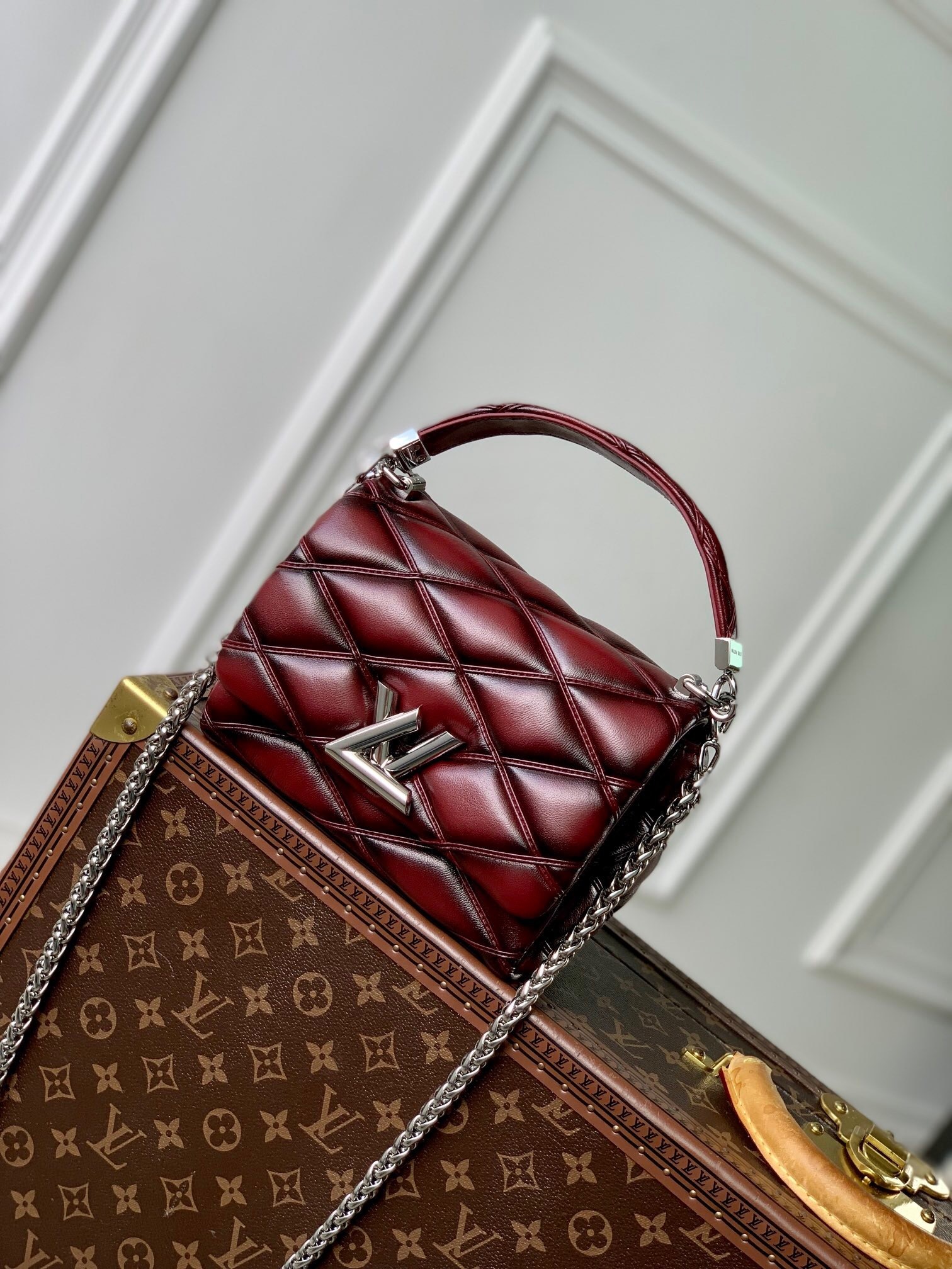 LV M12567酒红色 | Louis Vuitton Luxury Handbag Spotlight