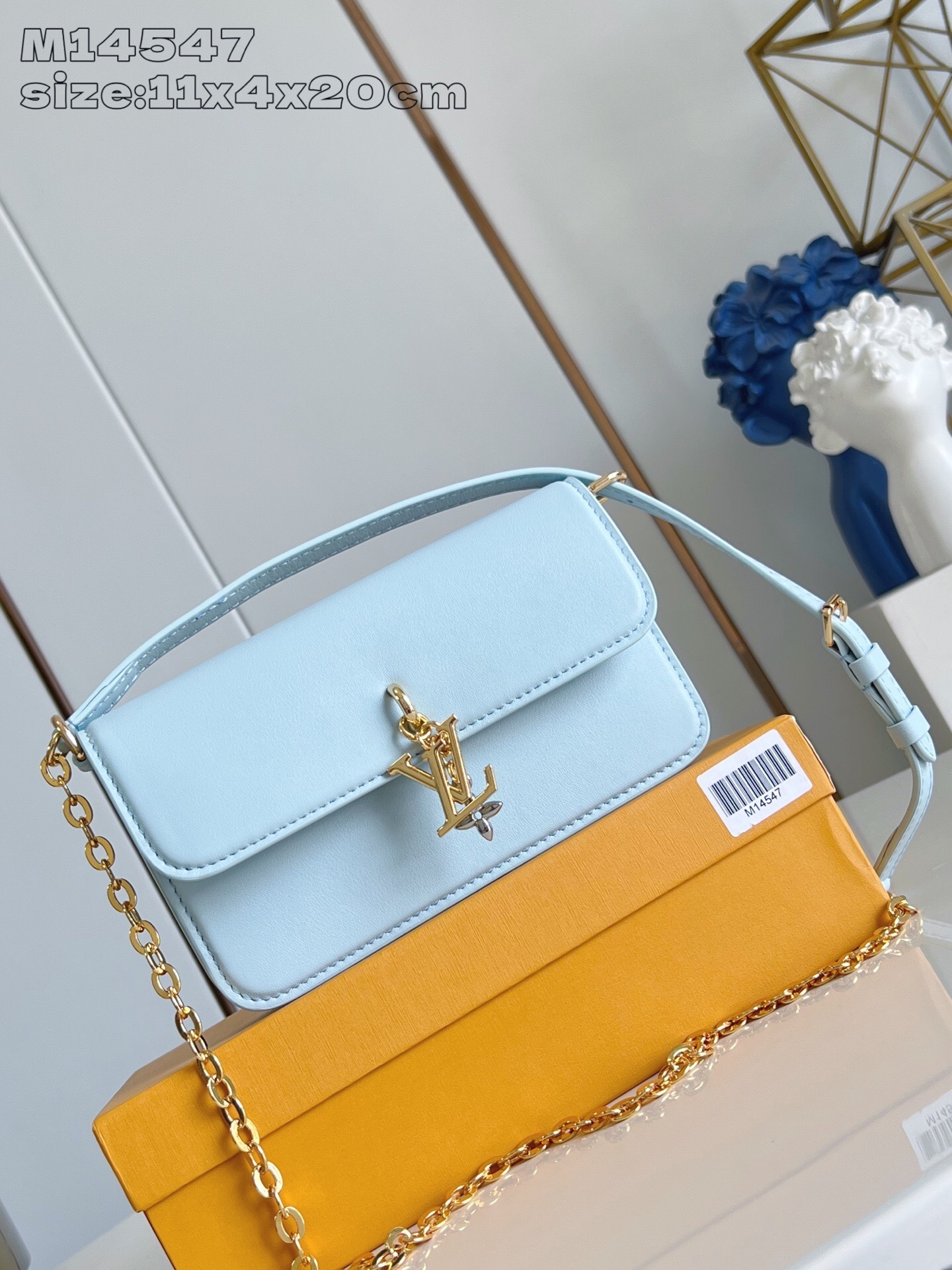 LV M14547 01 | Louis Vuitton Luxury Handbag Spotlight