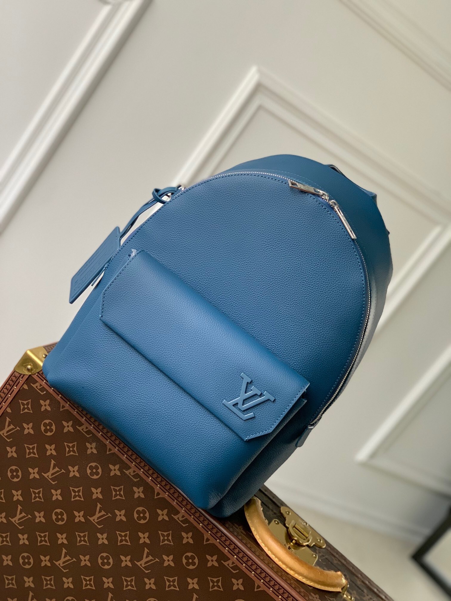LV M23735 02 | Louis Vuitton Luxury Handbag Spotlight