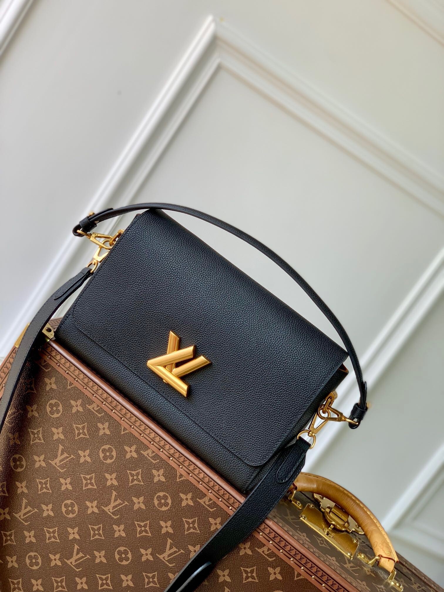 LV M24639黑色 | Louis Vuitton Luxury Handbag Spotlight