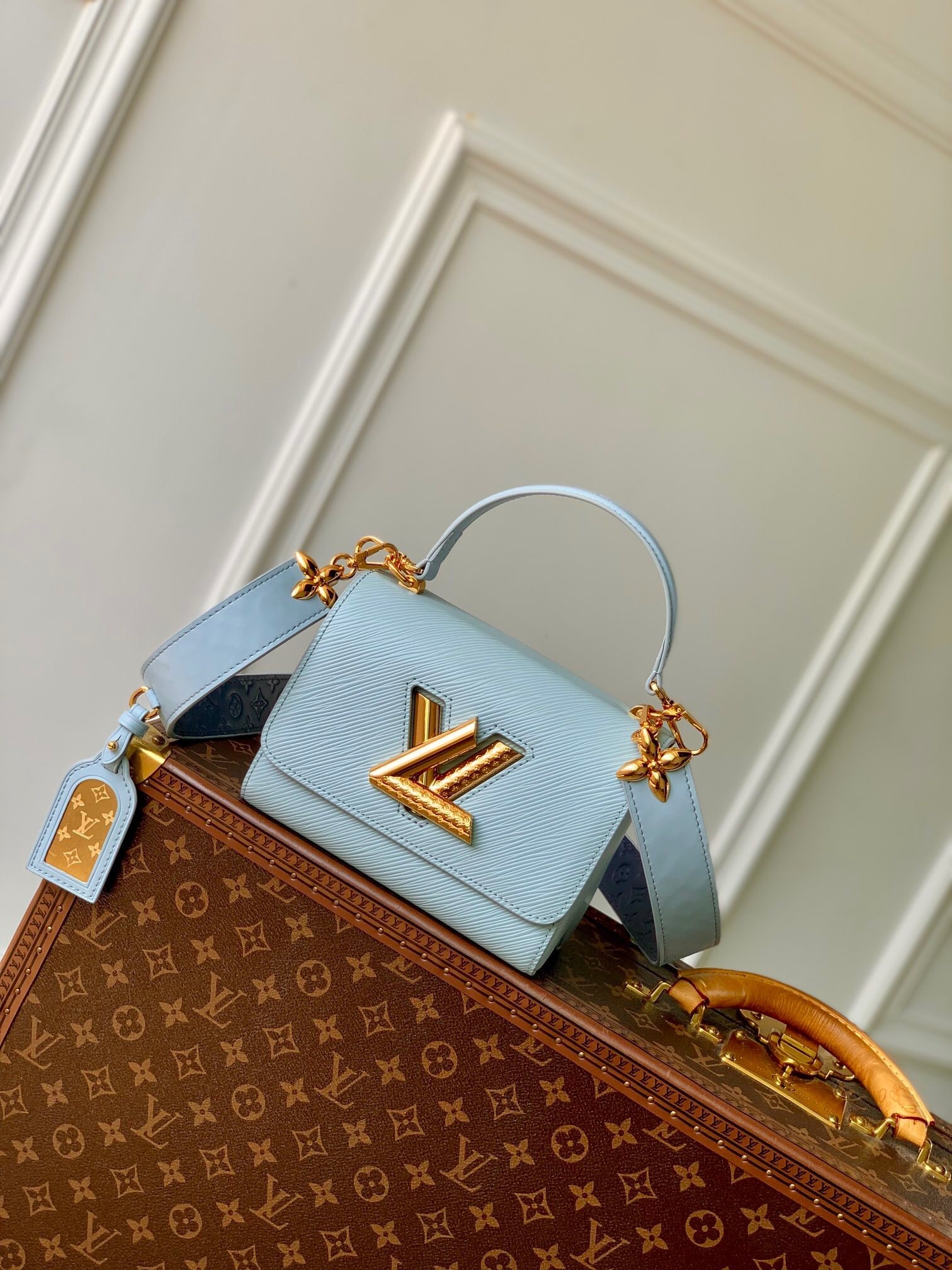 LV M25362天蓝色 | Louis Vuitton Luxury Handbag Spotlight