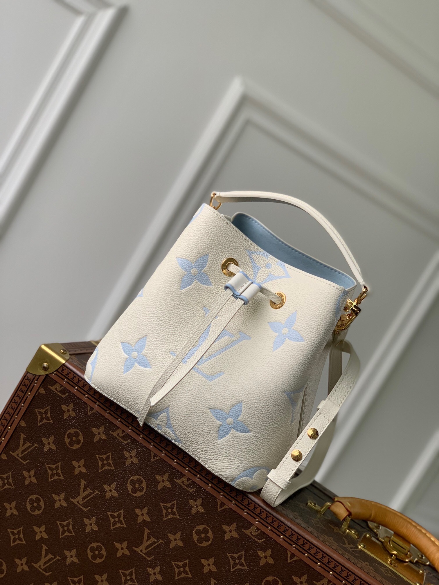 LV M45709 02 | Louis Vuitton Luxury Handbag Spotlight
