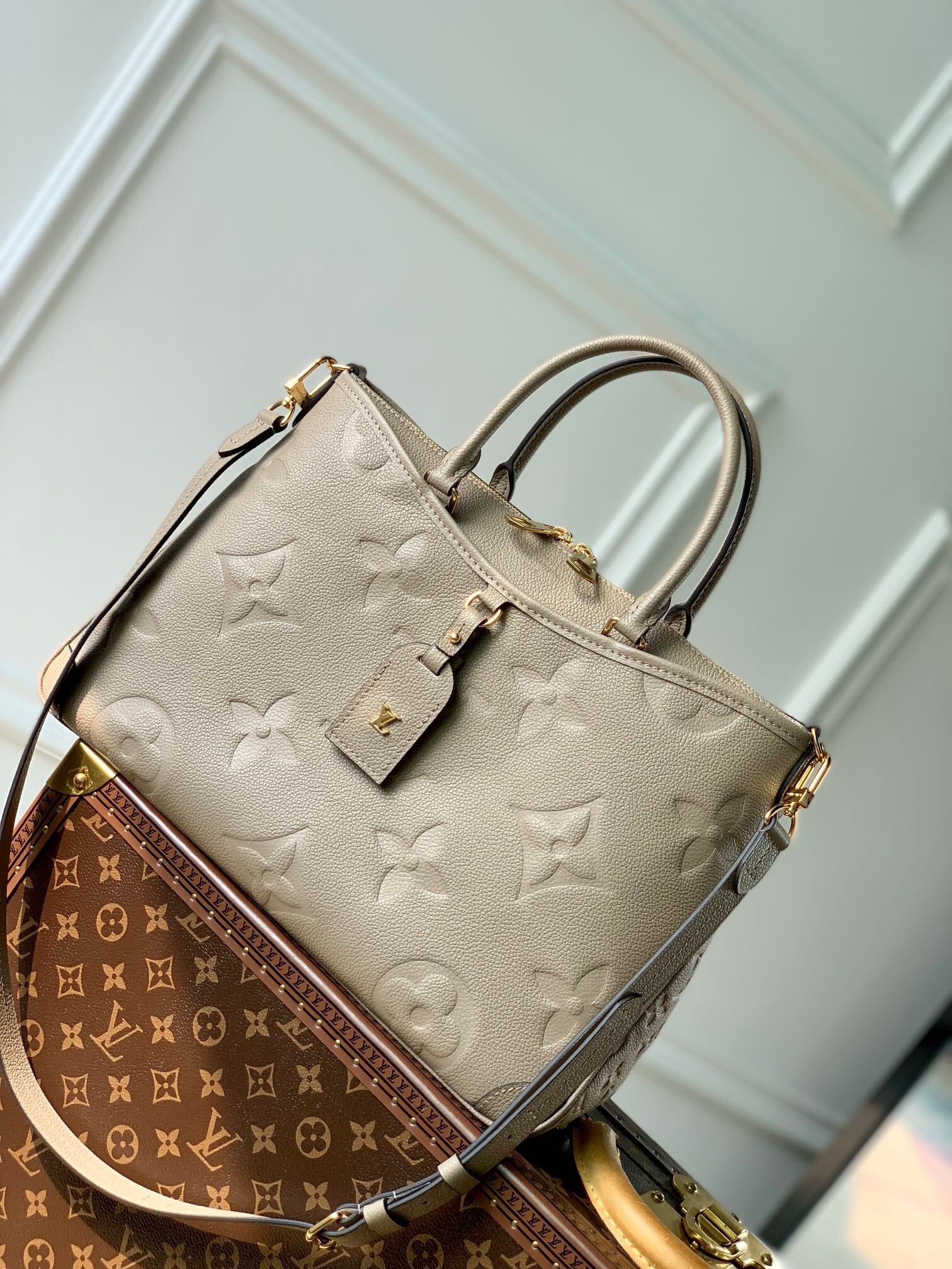 LV M46504 – Louis Vuitton Designer Bag Review & Style Guide