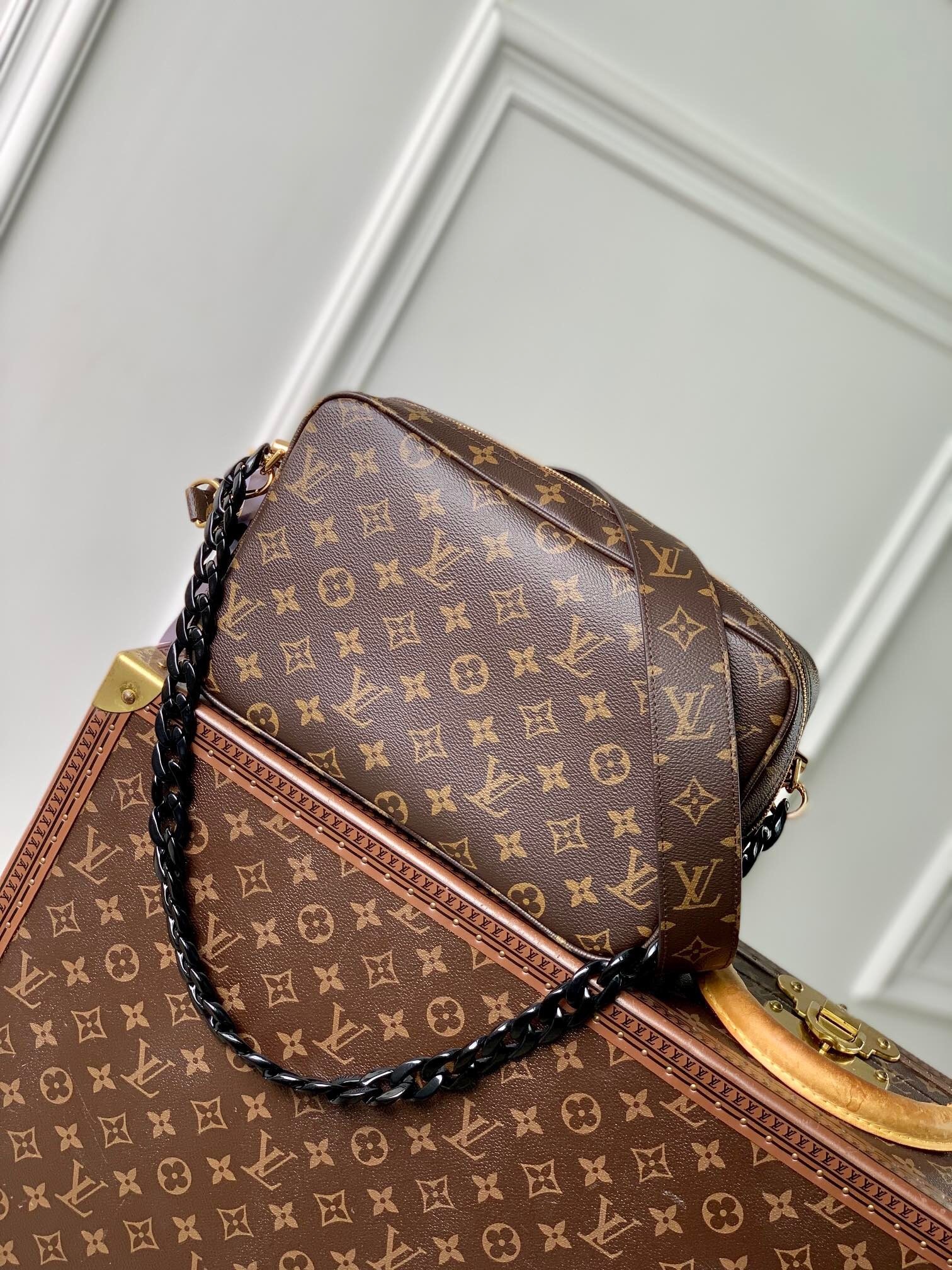 LV M47522 | Louis Vuitton Luxury Handbag Spotlight