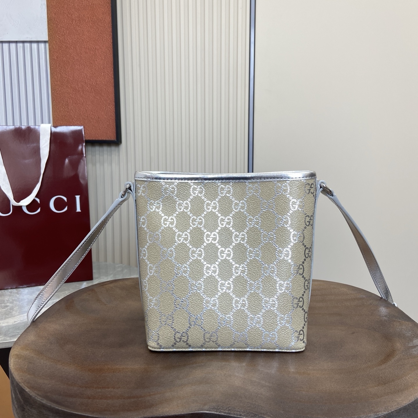 The Gucci 847090: A Closer Look at Gucci’s Iconic Design