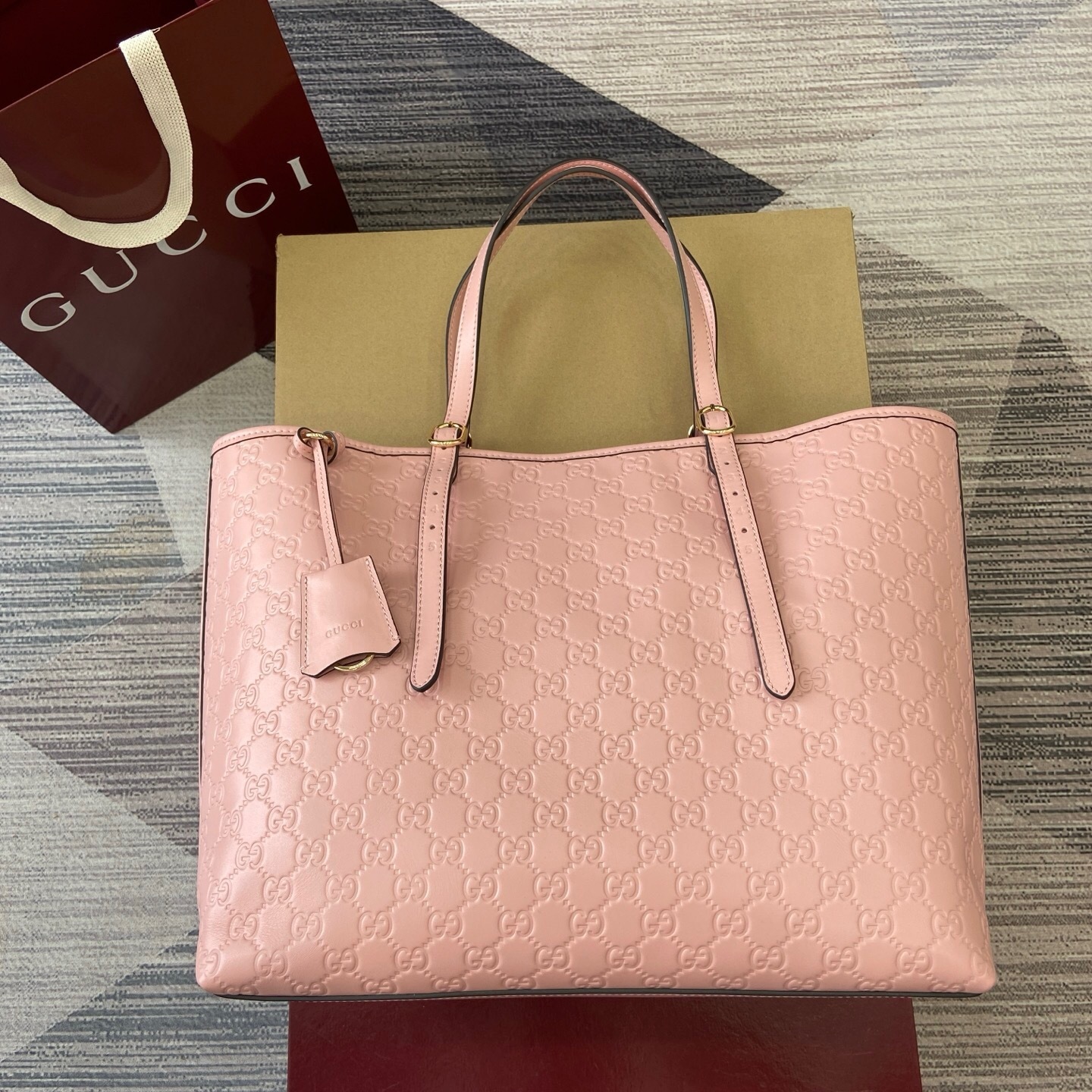 The Gucci 847455_2: A Closer Look at Gucci’s Iconic Design