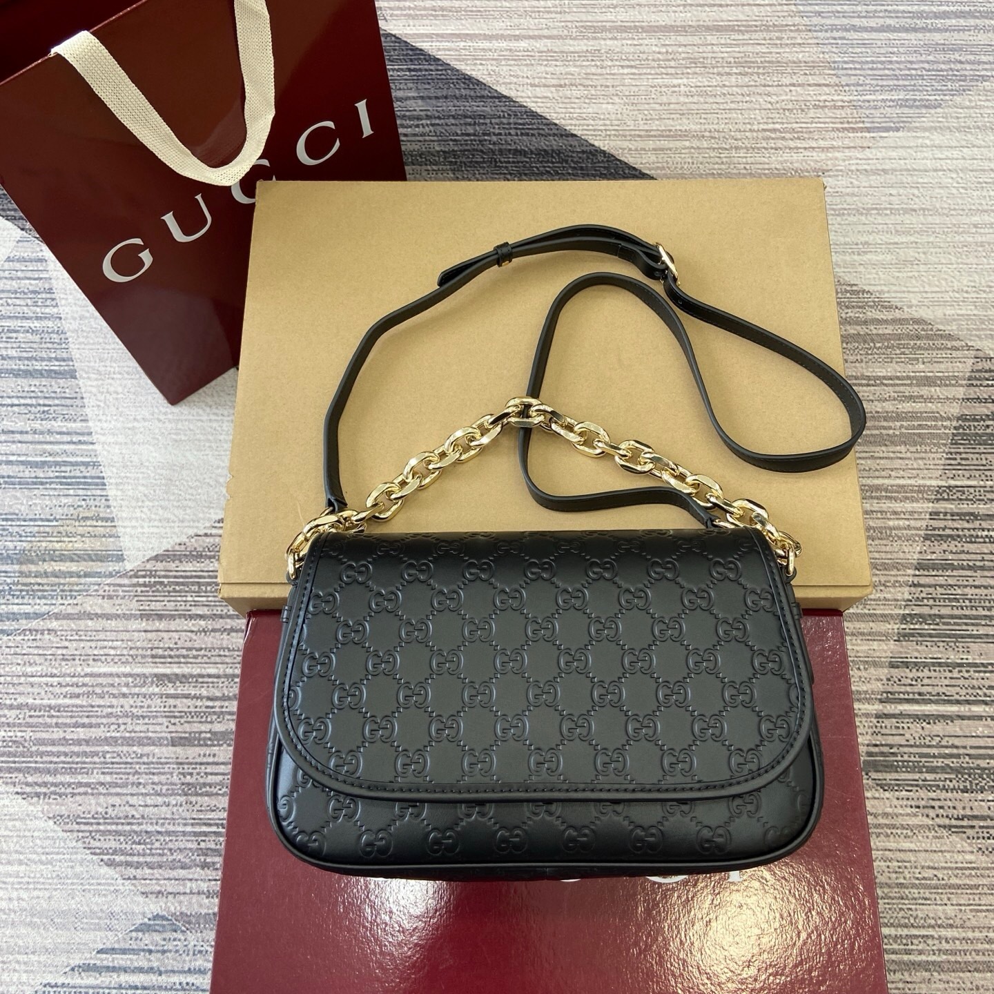 The Gucci 848882: A Closer Look at Gucci’s Iconic Design