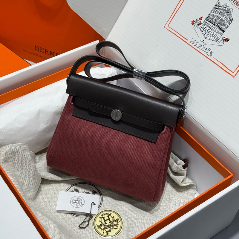 The Hermes Mini Kelly Pochette Bag 22cm Epsom Leather 08: A Closer Look at Hermès’s Iconic Design