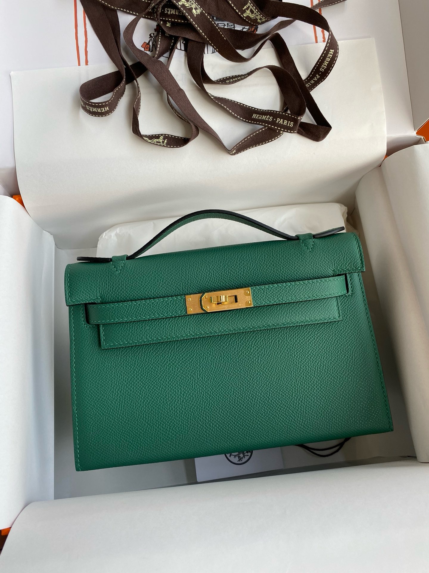The Hermes Mini Kelly Pochette Bag 22cm Epsom Leather 21: A Closer Look at Hermès Kelly’s Iconic Design
