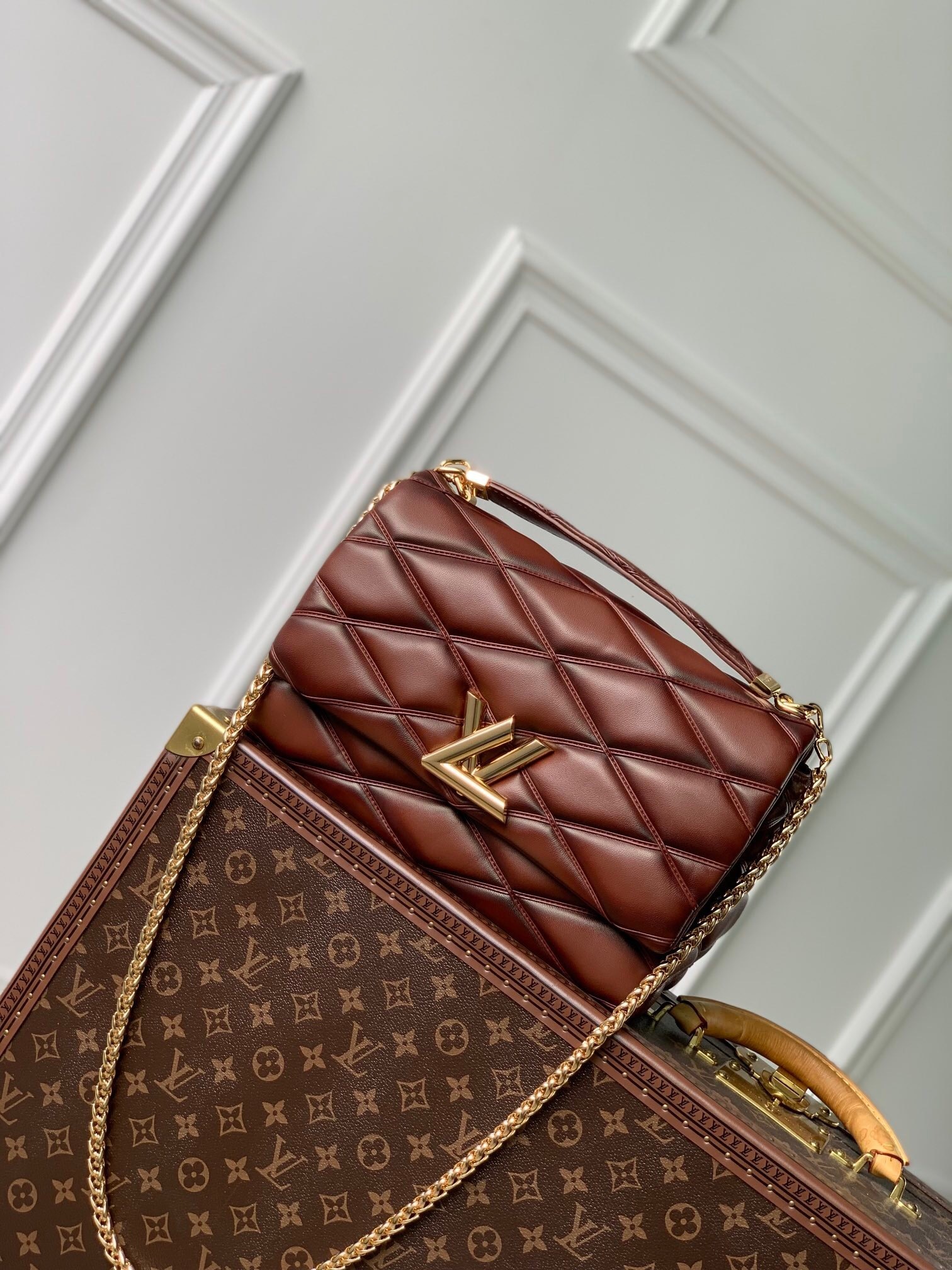 The LV M23689 02: A Closer Look at Louis Vuitton’s Iconic Design