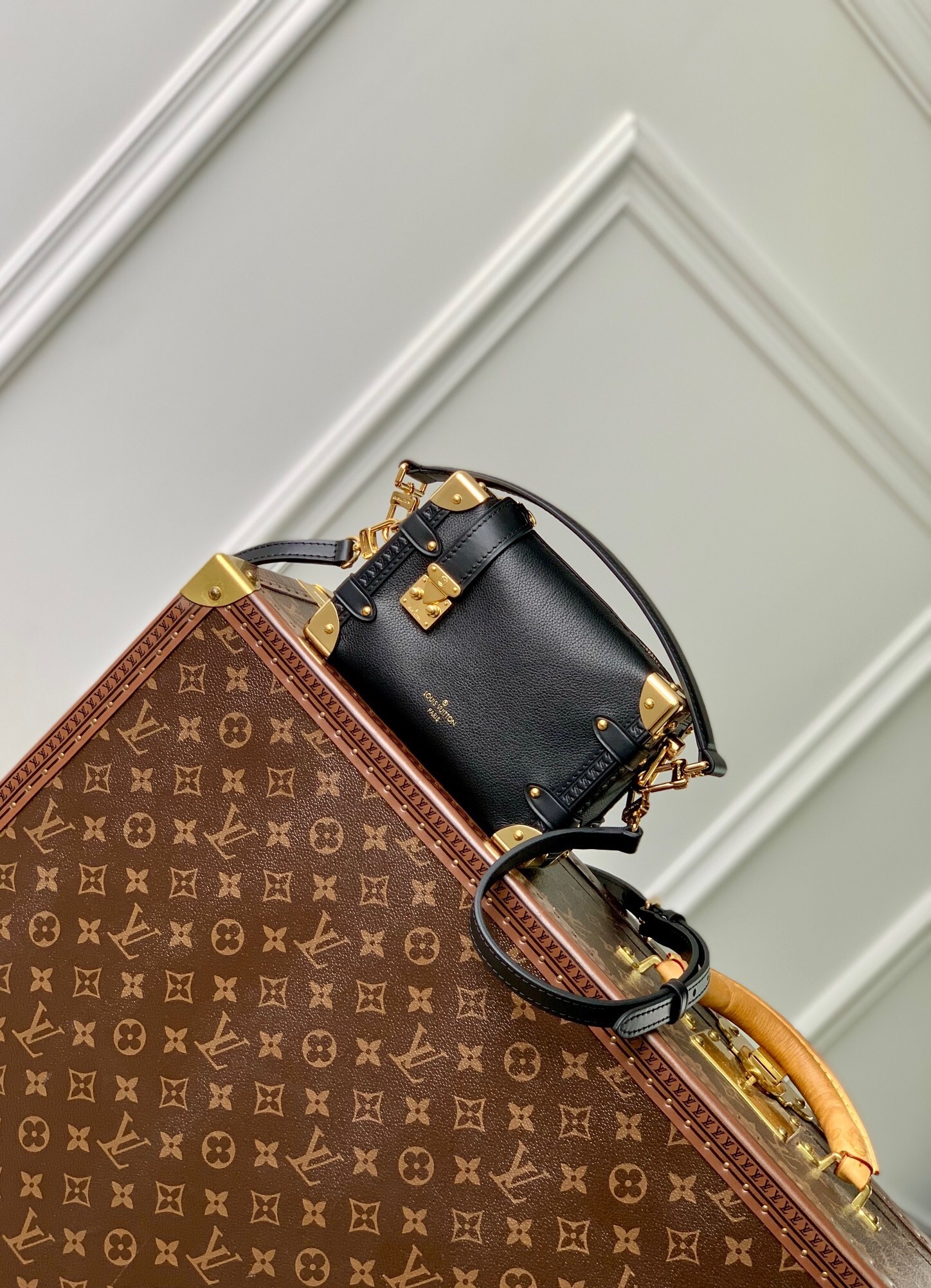 The LV M23817黑: A Closer Look at Louis Vuitton’s Iconic Design