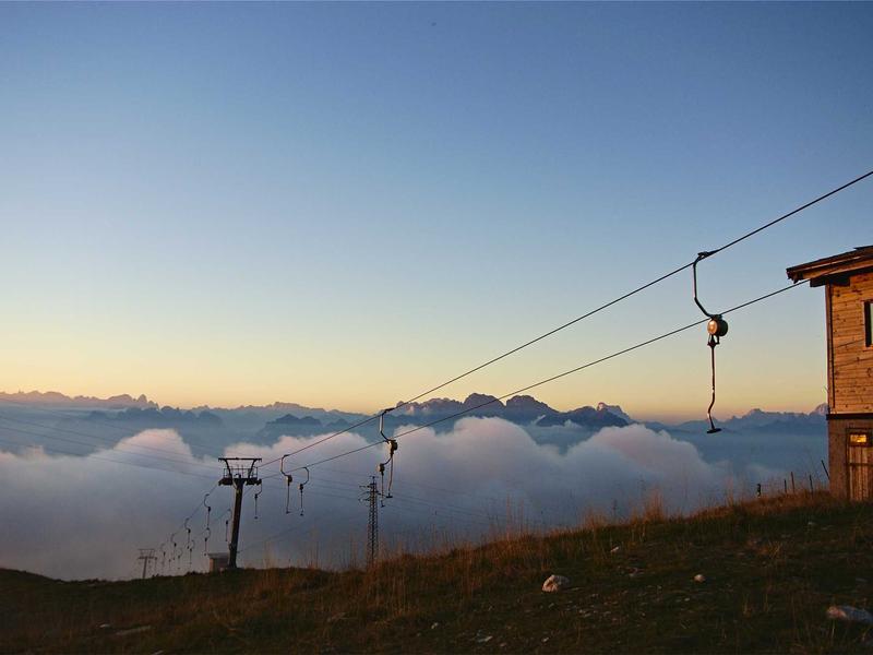 The Rise of Cherry Red Bag Trend: A Fashion Deep Dive